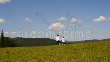 两个小男孩在绿色的<strong>草地</strong>上奔跑，手牵着<strong>蓝天和</strong>云彩的背景